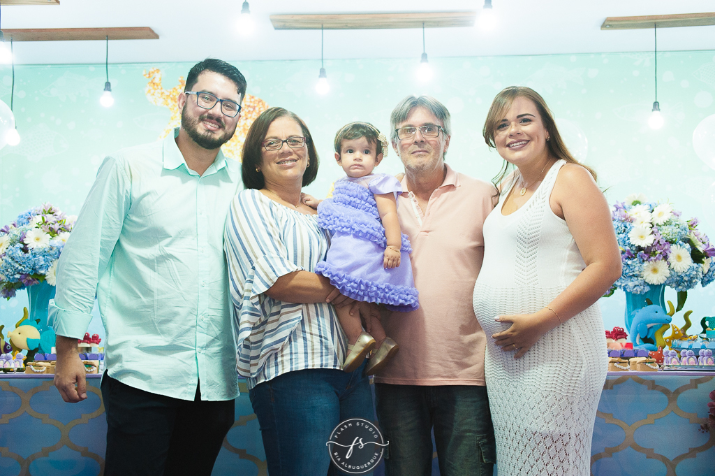 familiares em festa de 1 ano da pequena sereia giovana no Na Vila festas no valqueire, rio de janeiro