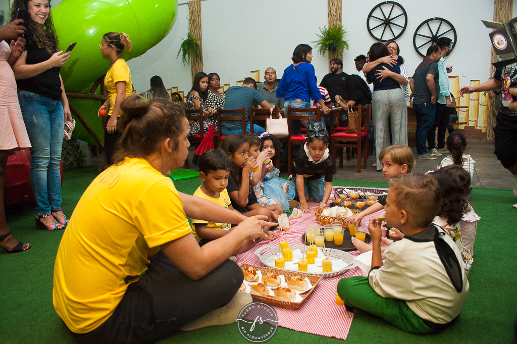 hora do lanchinho em festa de 1 ano da pequena sereia giovana no Na Vila festas no valqueire, rio de janeiro