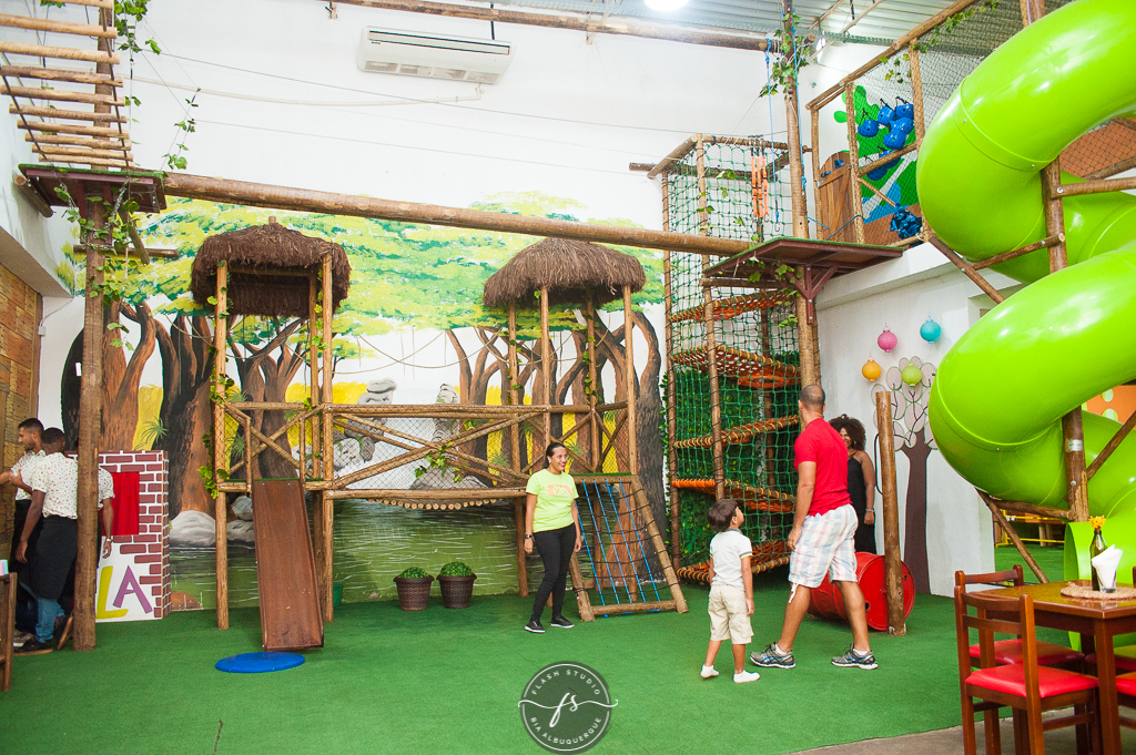 area dos brinquedos  em festa de 1 ano da pequena sereia giovana. na casa de festas Na Vila no valqueire, rio de janeiro