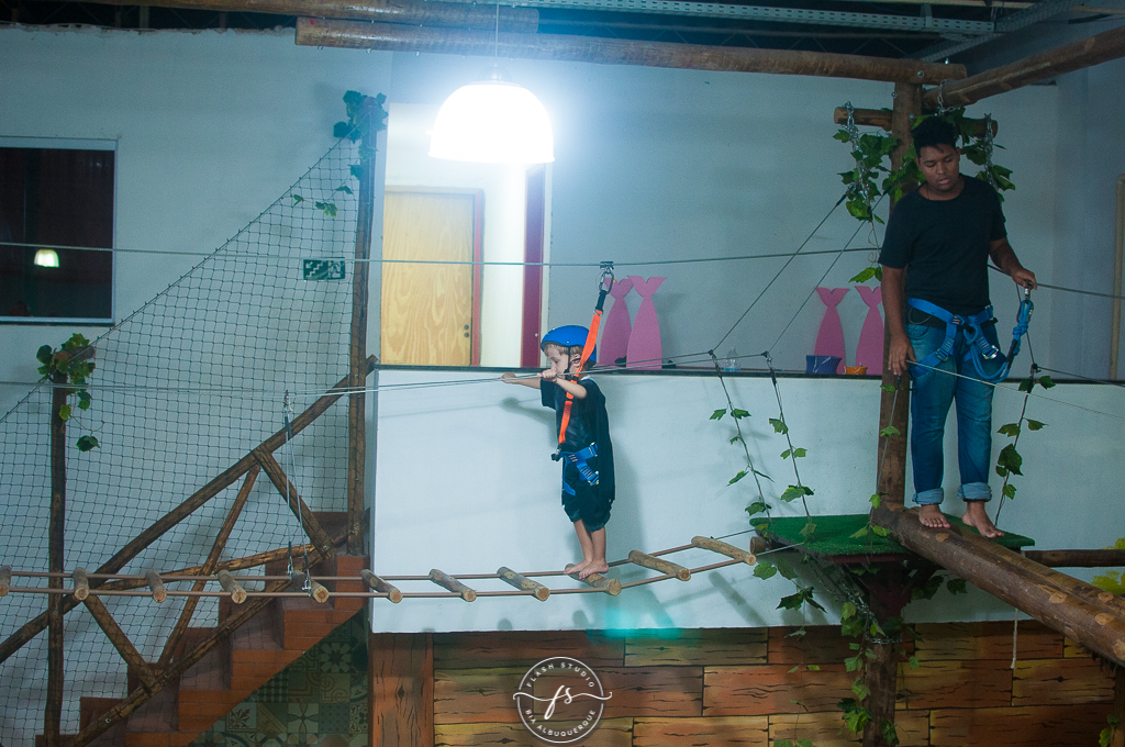 arvorismo em festa de 1 ano da pequena sereia giovana no Na Vila festas no valqueire, rio de janeiro