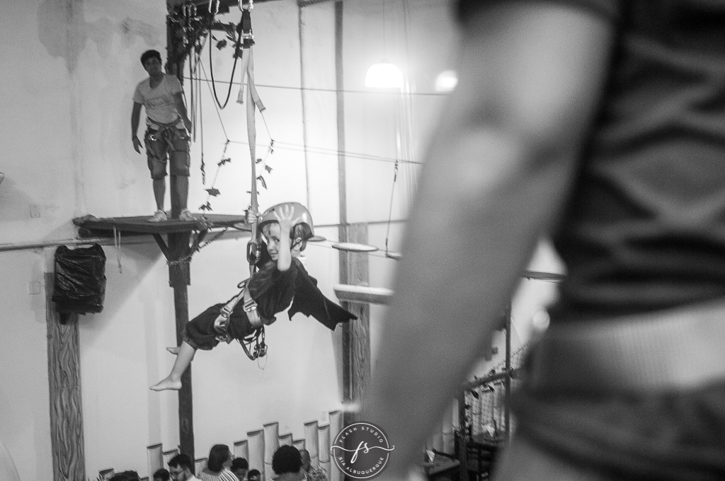 tirolesa em festa de 1 ano da pequena sereia giovana no Na Vila festas no valqueire, rio de janeiro