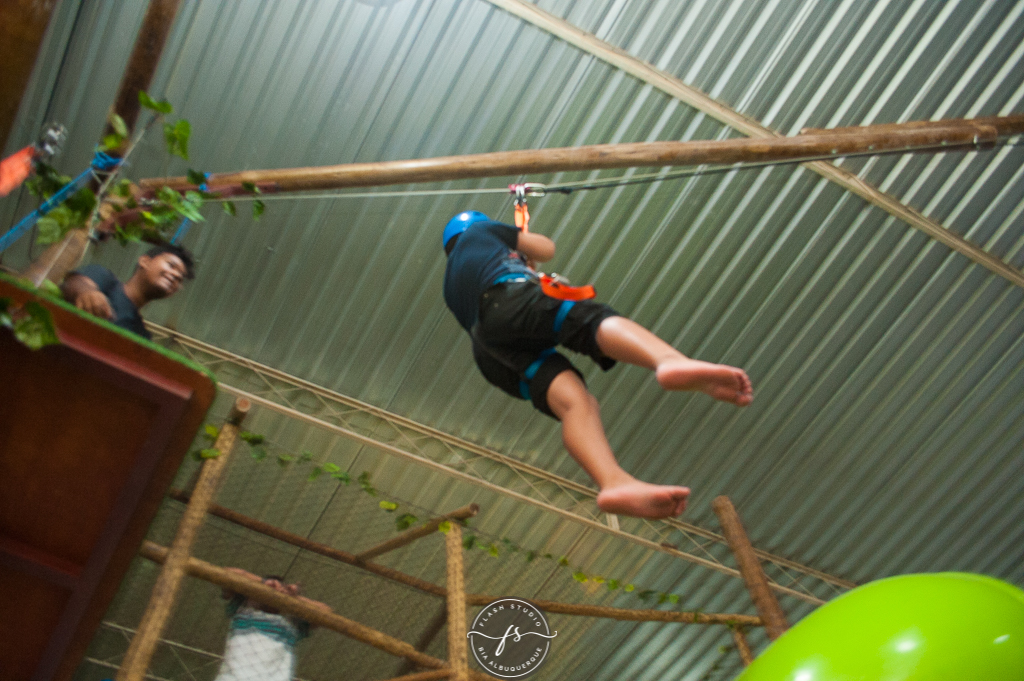 menino na tirolesa em festa de 1 ano da pequena sereia giovana no Na Vila festas no valqueire, rio de janeiro