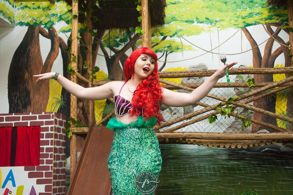 personagem vivo ariel em festa de 1 ano da pequena sereia giovana no Na Vila festas no valqueire, rio de janeiro