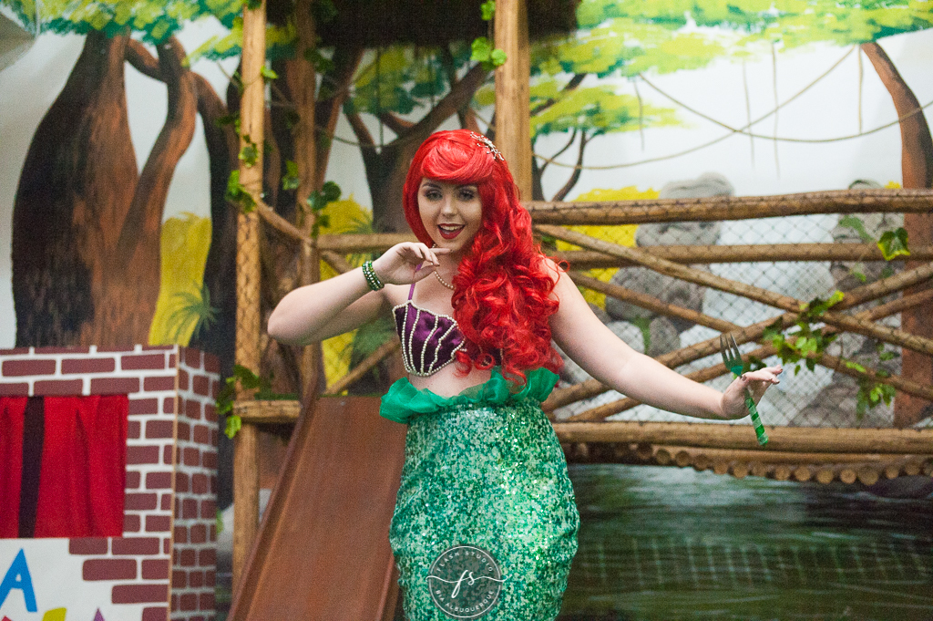 Princesa ariel em festa de 1 ano da pequena sereia giovana no Na Vila festas no valqueire, rio de janeiro