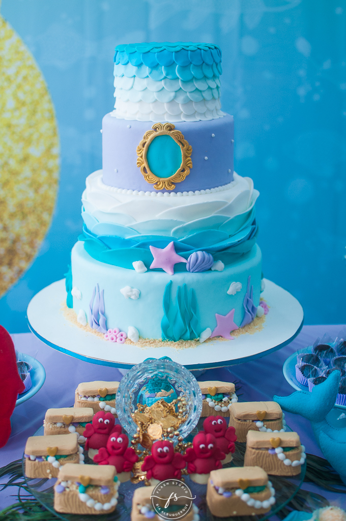 bolo da pequena sereia  em festa de 1 ano da pequena sereia giovana. na casa de festas Na Vila no valqueire, rio de janeiro