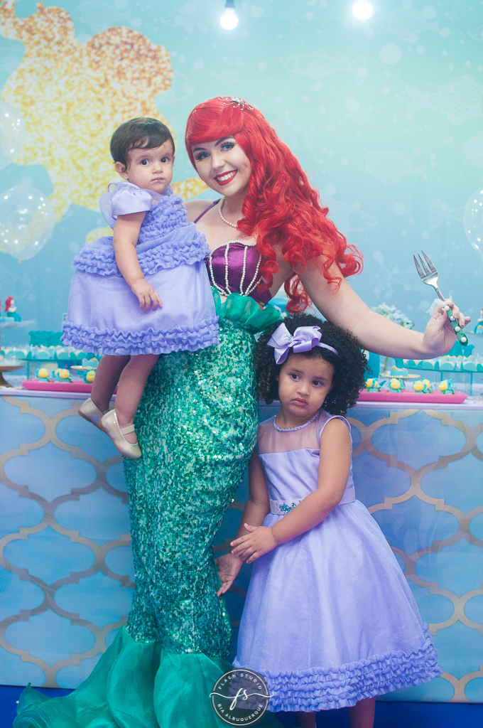 pequena sereia com a aniverssariante em festa de 1 ano da pequena sereia giovana no Na Vila festas no valqueire, rio de janeiro