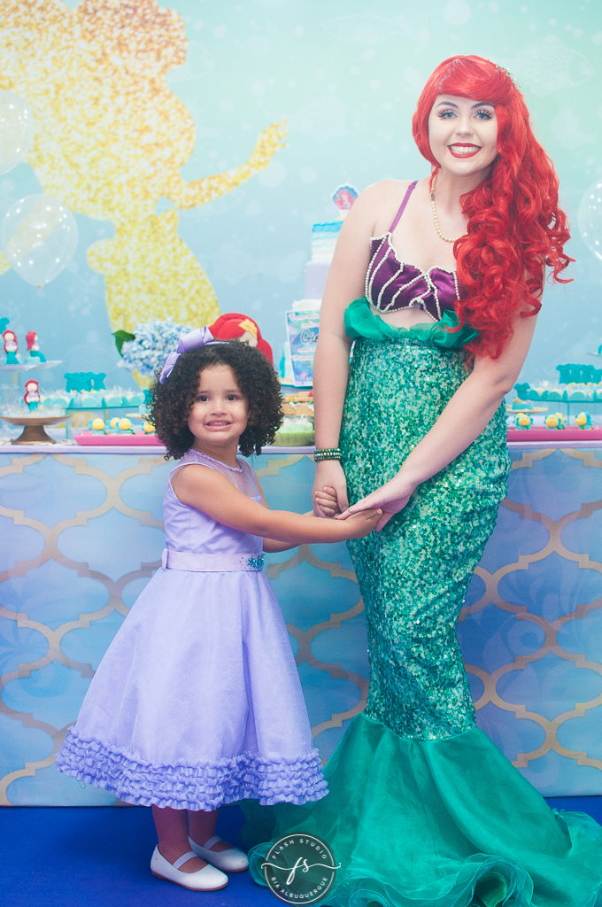 gigi com a ariel em festa de 1 ano da pequena sereia giovana no Na Vila festas no valqueire, rio de janeiro