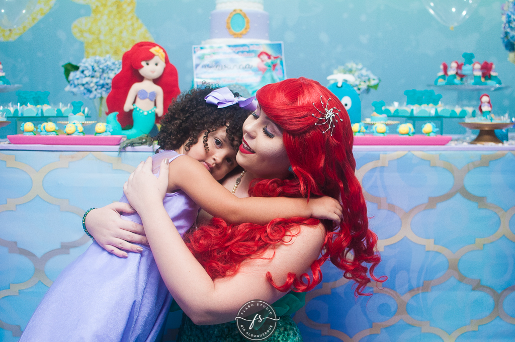 abraço na ariel em festa de 1 ano da pequena sereia giovana no Na Vila festas no valqueire, rio de janeiro