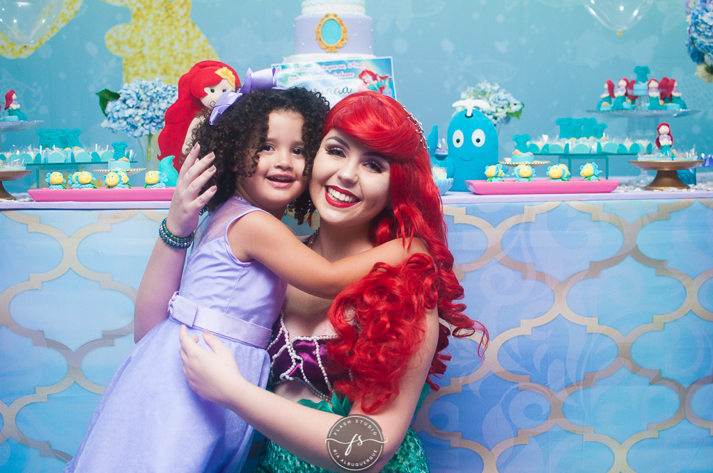 foto com a ariel em festa de 1 ano da pequena sereia giovana no Na Vila festas no valqueire, rio de janeiro