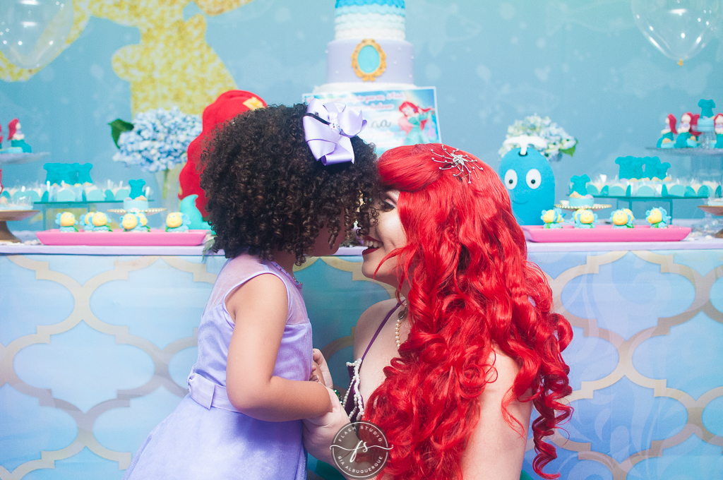 beijo na ariel em festa de 1 ano da pequena sereia giovana no Na Vila festas no valqueire, rio de janeiro