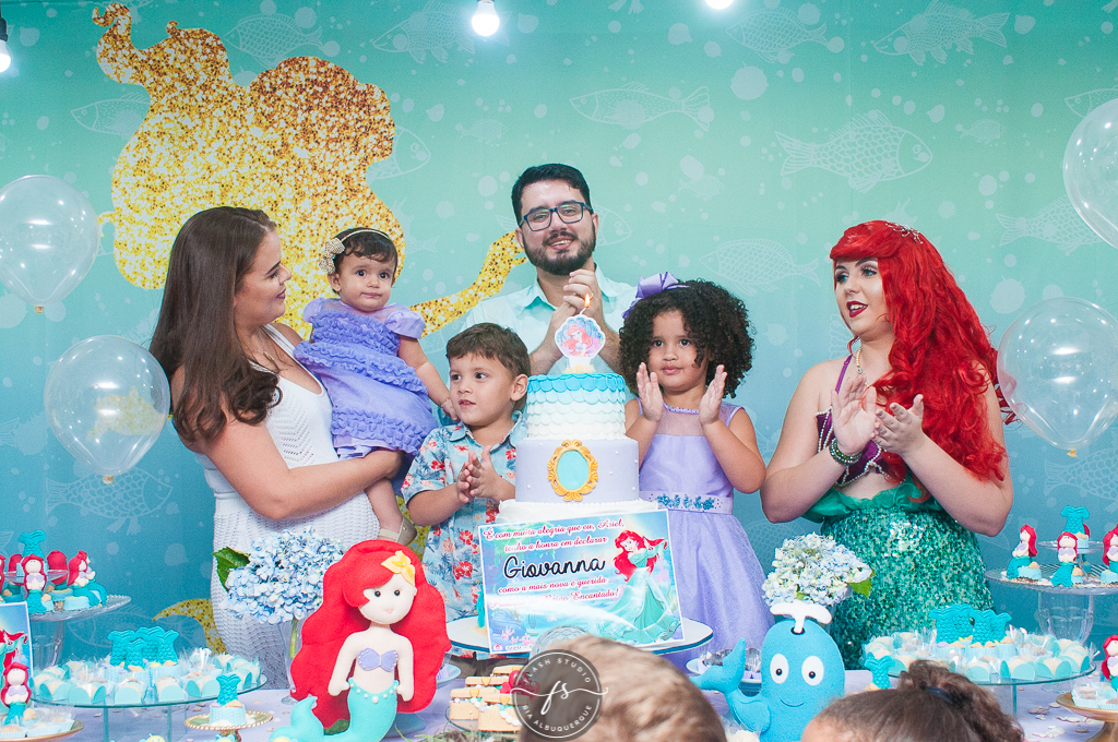 hora do parabens em festa de 1 ano da pequena sereia giovana no Na Vila festas no valqueire, rio de janeiro