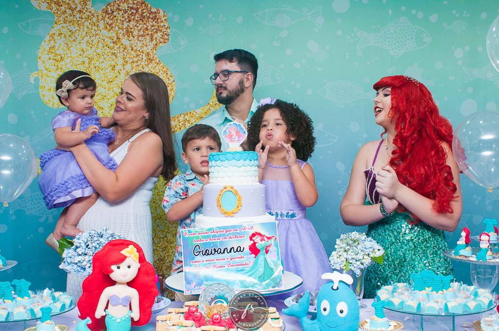 familia cantando parabens em festa de 1 ano da pequena sereia giovana no Na Vila festas no valqueire, rio de janeiro