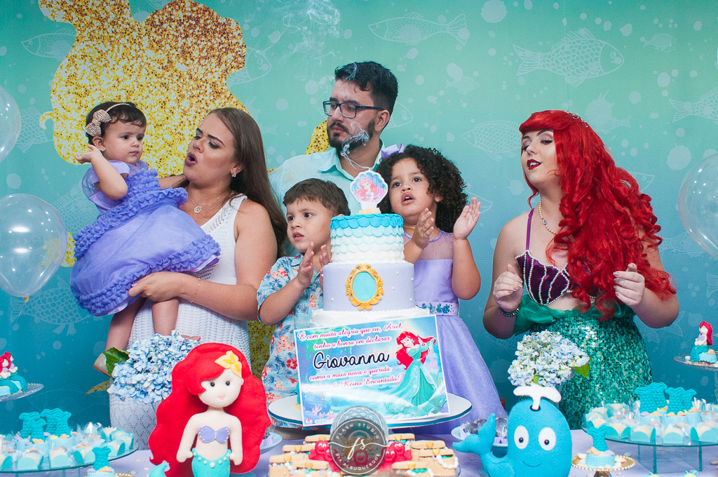 hora de cantar parabens em festa de 1 ano da pequena sereia giovana no Na Vila festas no valqueire, rio de janeiro