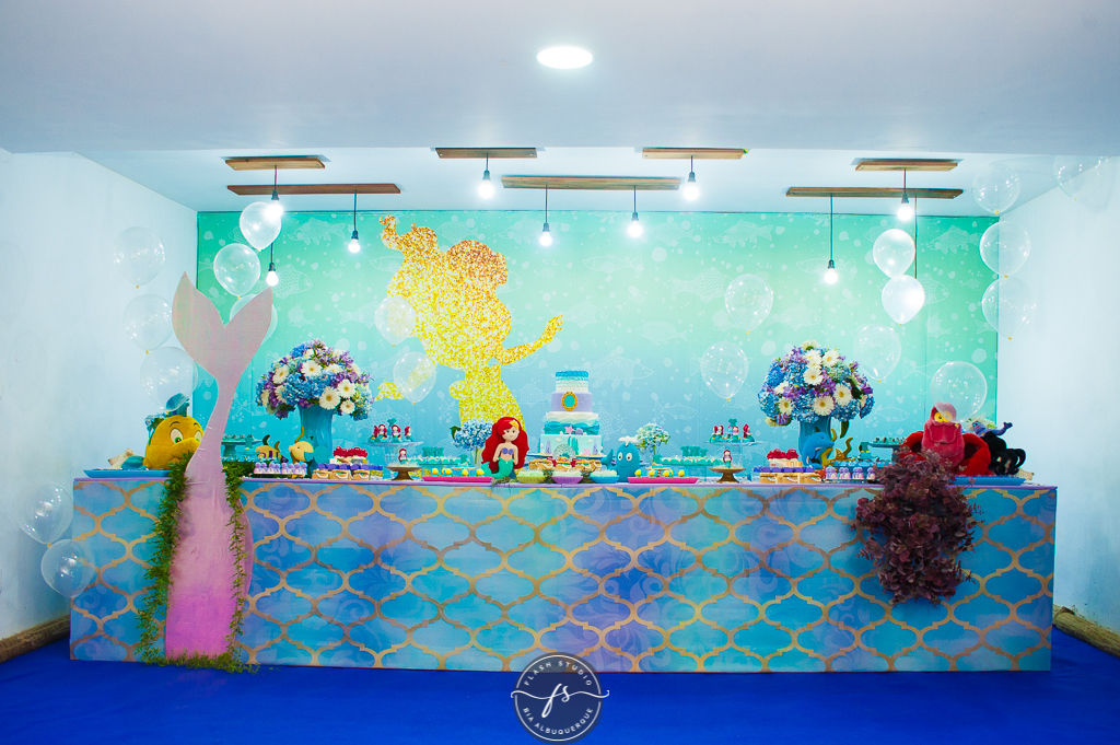 mesa do bolo  em festa de 1 ano da pequena sereia giovana. na casa de festas Na Vila no valqueire, rio de janeiro