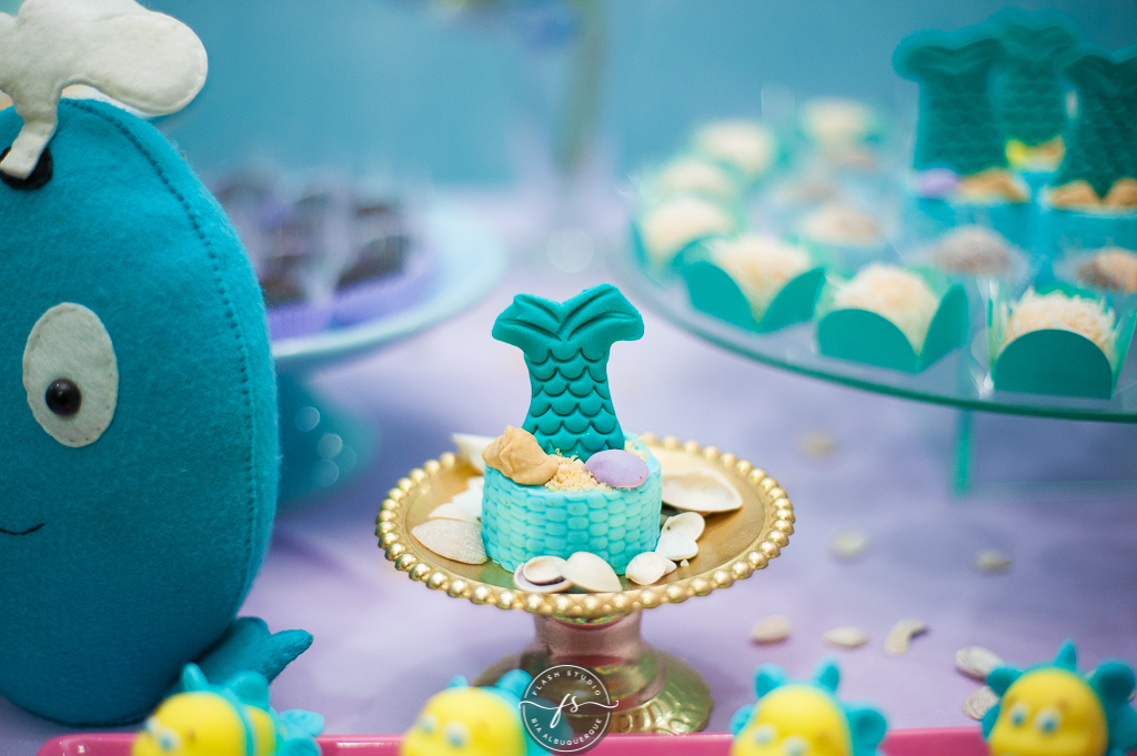 foto de doce com cauda de sereia  em festa de 1 ano da pequena sereia giovana. na casa de festas Na Vila no valqueire, rio de janeiro