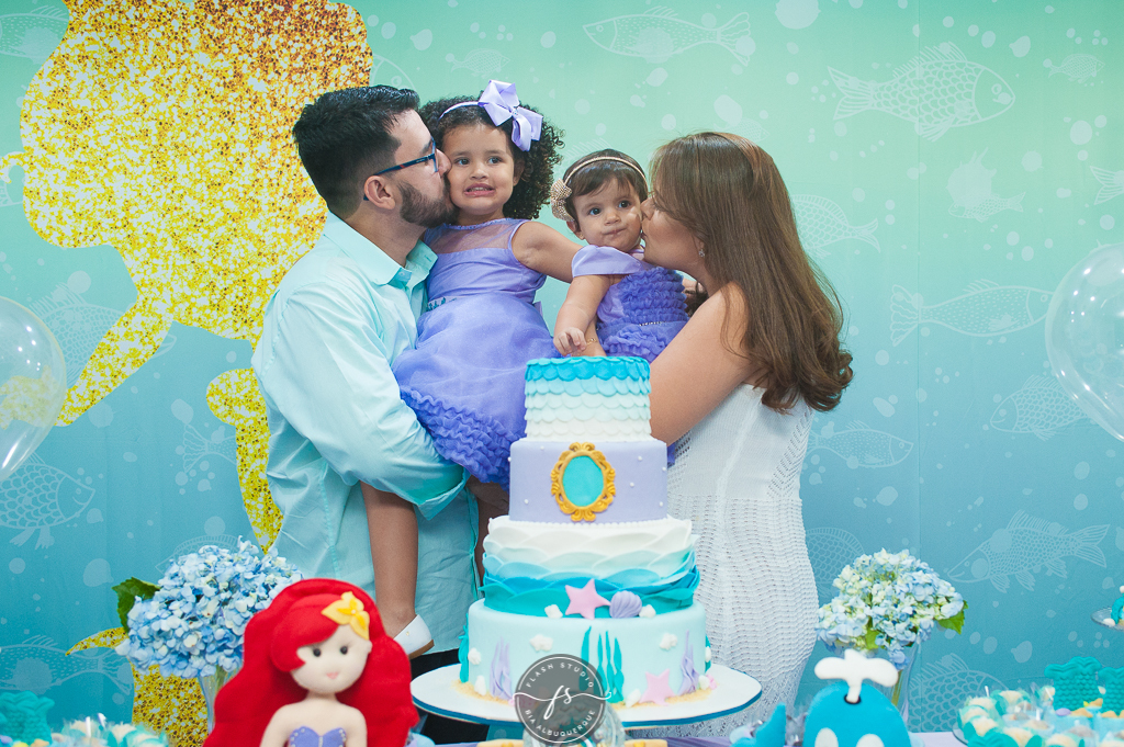 foto de familia em 1 ano da pequena sereia giovana. na casa de festas Na Vila no valqueire, rio de janeiro