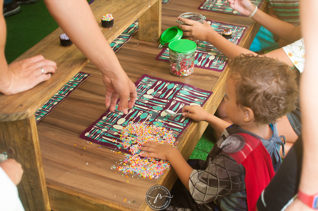 doces em festa de 1 ano da pequena sereia giovana no Na Vila festas no valqueire, rio de janeiro