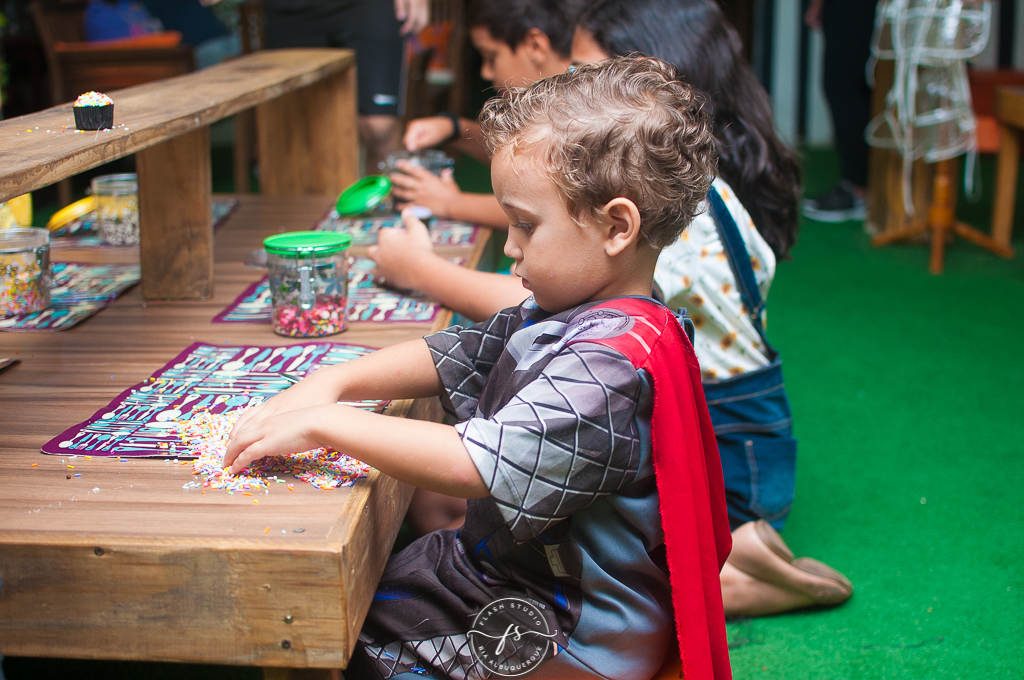 fazendo doces em festa de 1 ano da pequena sereia giovana no Na Vila festas no valqueire, rio de janeiro