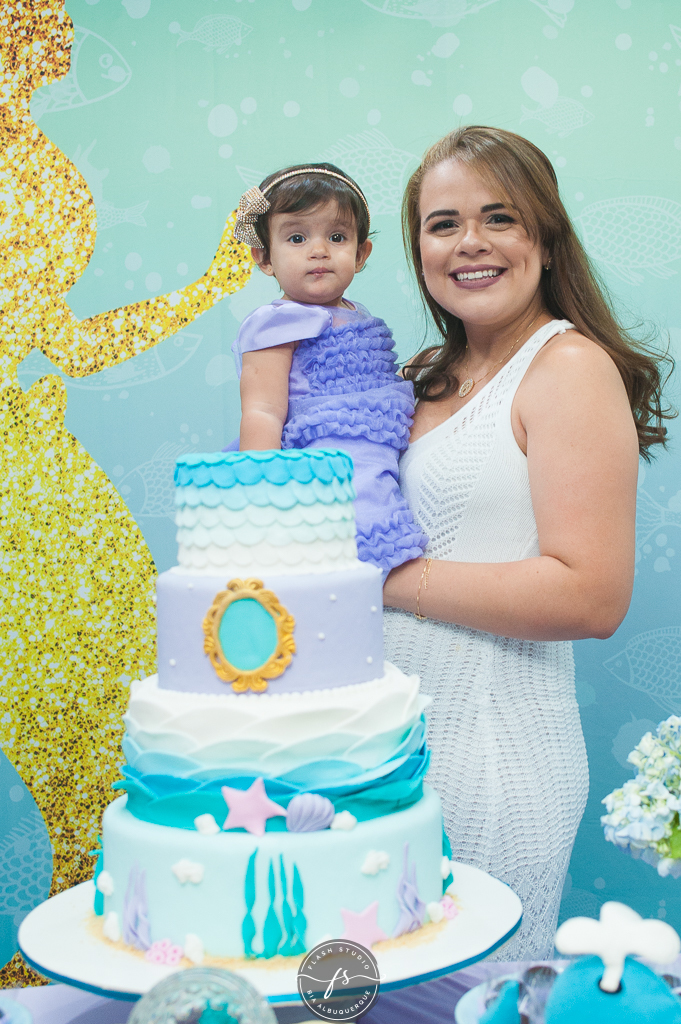mae e filha  em festa de 1 ano da pequena sereia giovana. na casa de festas Na Vila no valqueire, rio de janeiro