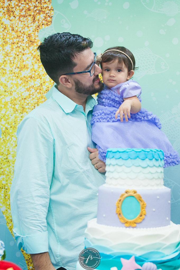 foto pai e filha em 1 ano da pequena sereia giovana. na casa de festas Na Vila no valqueire, rio de janeiro