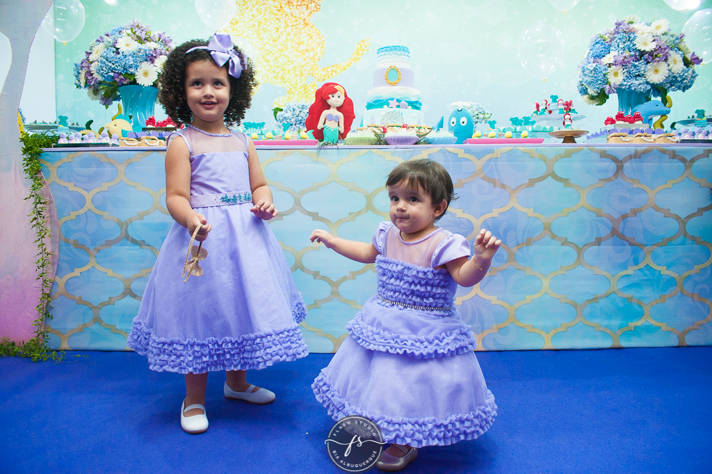irmãs  em festa de 1 ano da pequena sereia giovana. na casa de festas Na Vila no valqueire, rio de janeiro