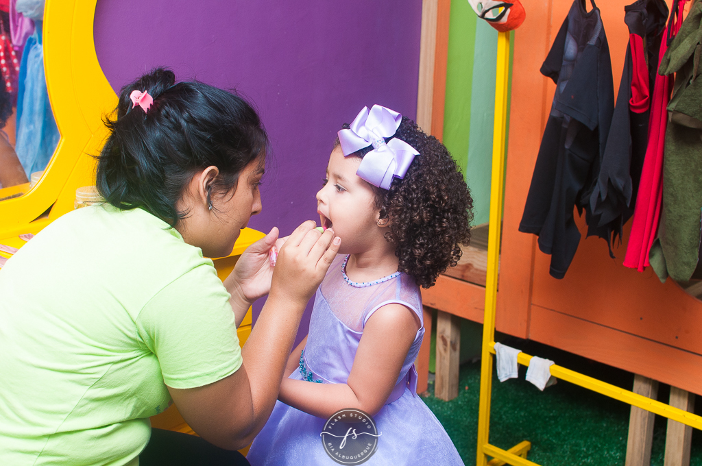 criança passando batom em festa de 1 ano da pequena sereia giovana no Na Vila festas no valqueire, rio de janeiro