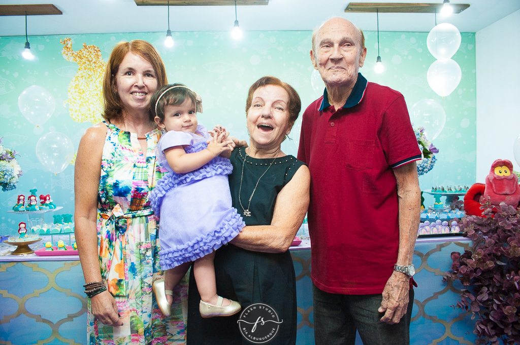 familiares com a aniverssariante em festa de 1 ano da pequena sereia giovana no Na Vila festas no valqueire, rio de janeiro