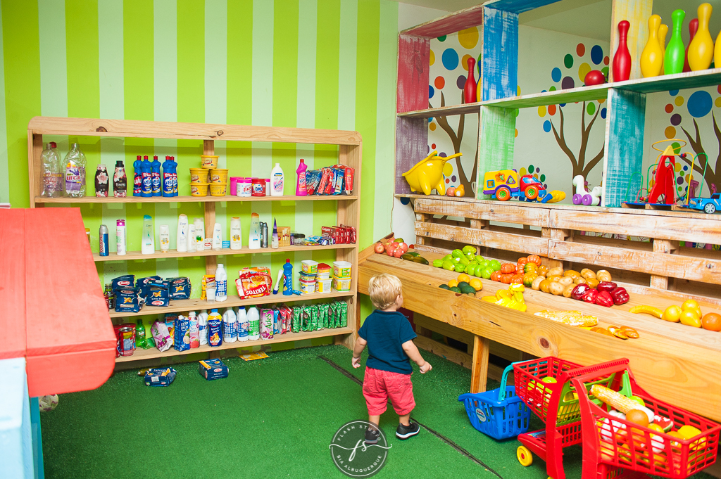 mercadinho em festa de 1 ano da pequena sereia giovana. na casa de festas Na Vila no valqueire, rio de janeiro