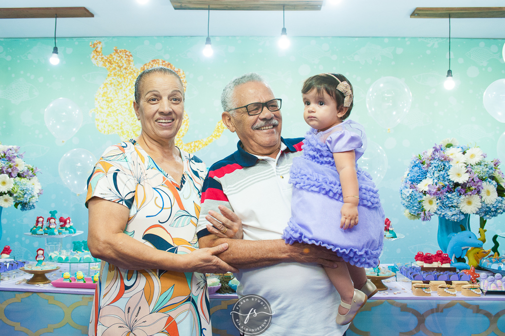 avós em festa de 1 ano da pequena sereia giovana no Na Vila festas no valqueire, rio de janeiro