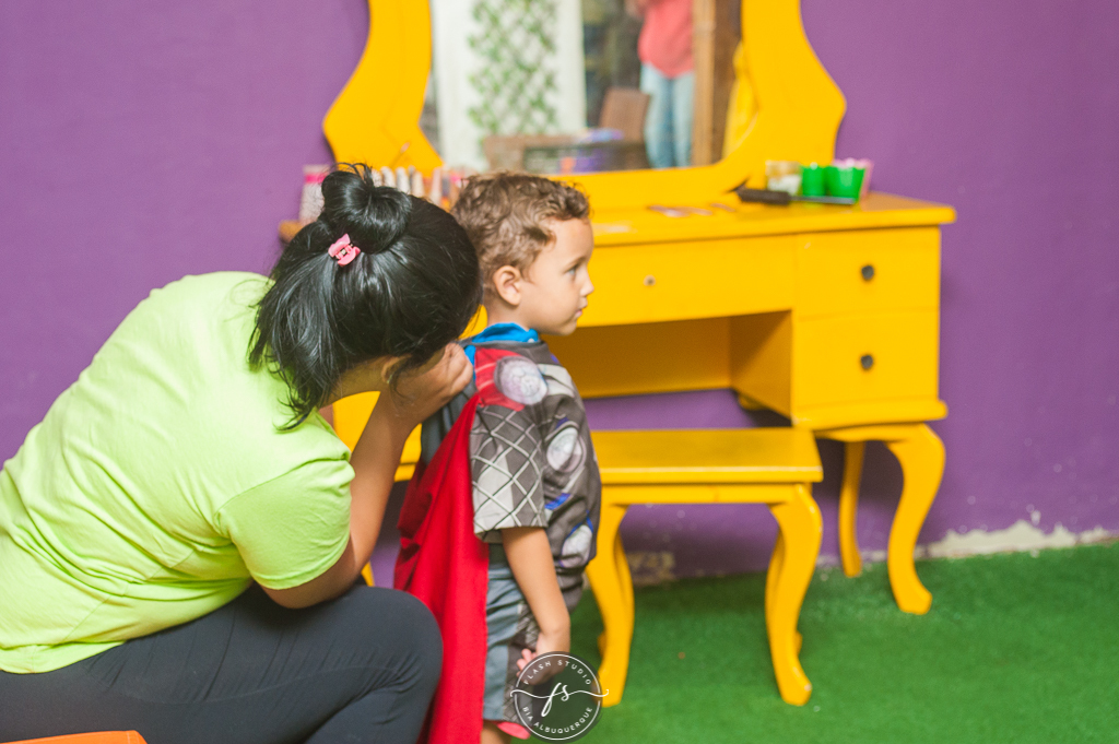 criança colocando fantasia  em festa de 1 ano da pequena sereia giovana. na casa de festas Na Vila no valqueire, rio de janeiro