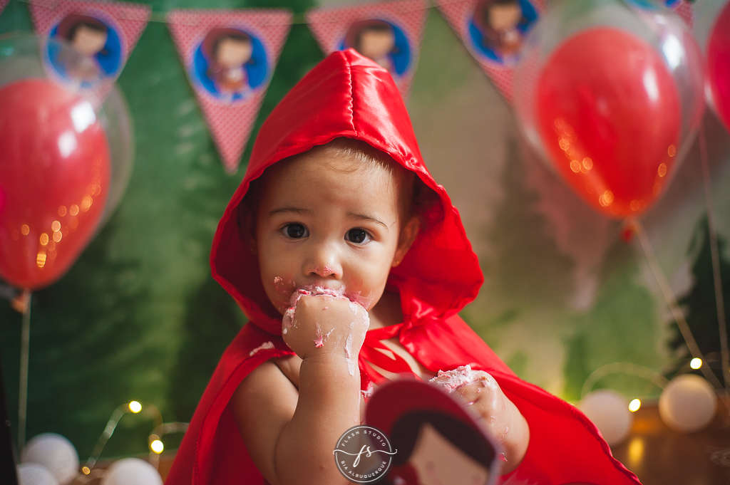 duda linda  em  smash the cake da chapeuzinho vermelho em estudio, em bangu no rio de janeiro