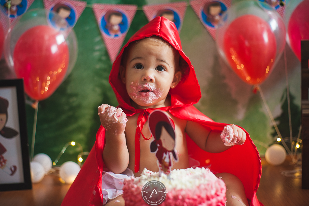 aproveitando seu  smash the cake da chapeuzinho vermelho em estudio, em bangu no rio de janeiro