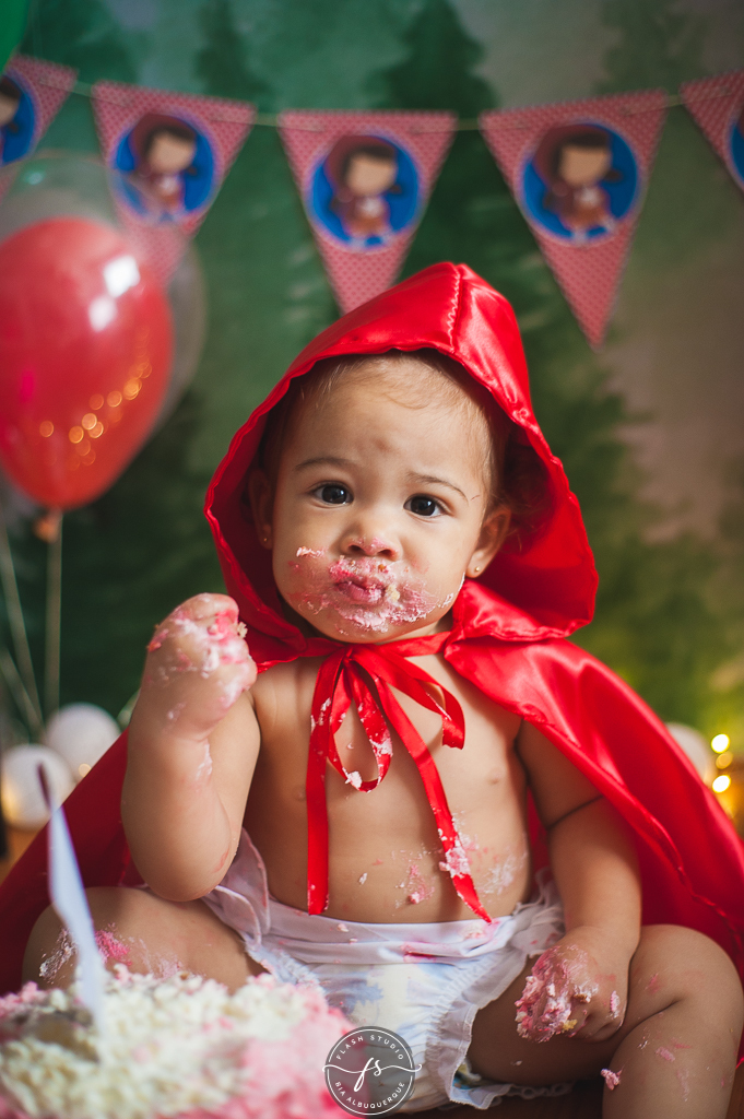 bebe suja de bolo  em  smash the cake da chapeuzinho vermelho em estudio, em bangu no rio de janeiro