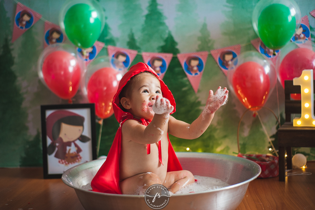 hora do banho em  smash the cake da chapeuzinho vermelho em estudio, em bangu no rio de janeiro