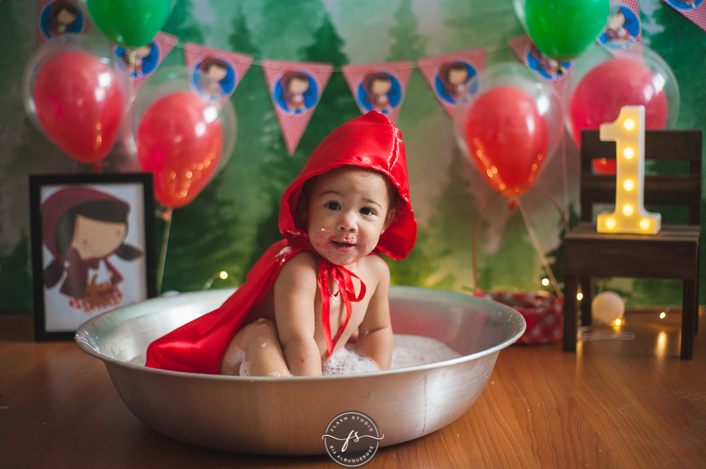 bebe fazendo bagunça em hora do banho  em  smash the cake da chapeuzinho vermelho em estudio, em bangu no rio de janeiro