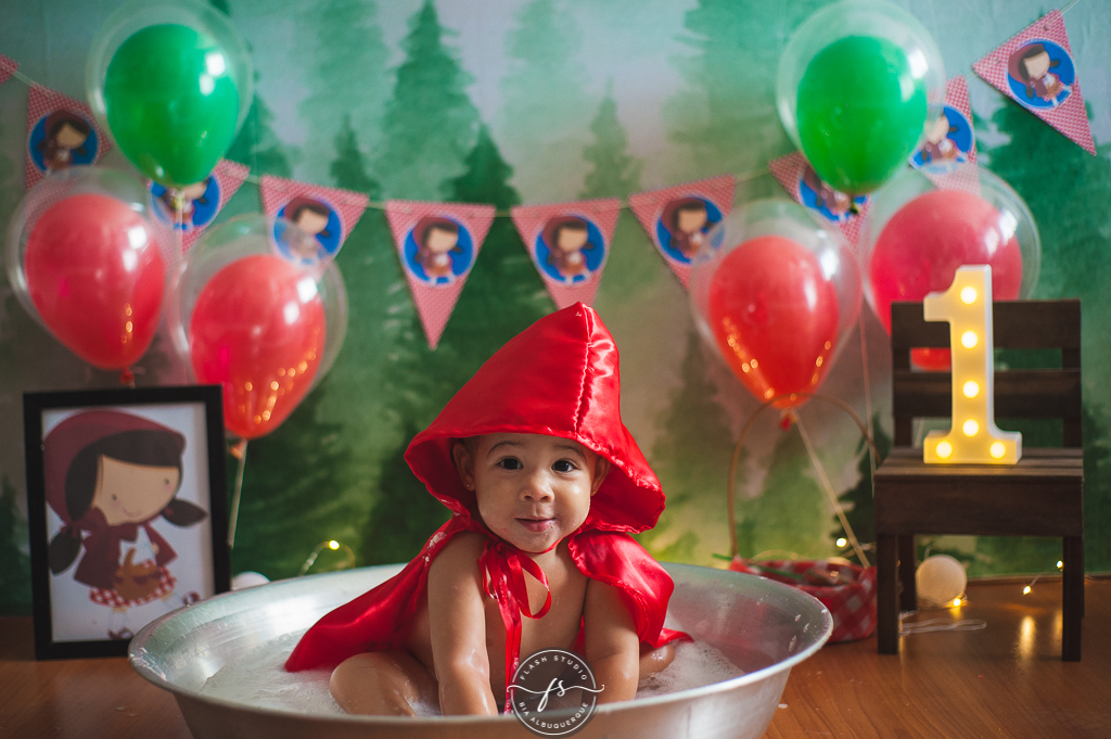 bebe na hora do banho em  smash the cake da chapeuzinho vermelho em estudio, em bangu no rio de janeiro