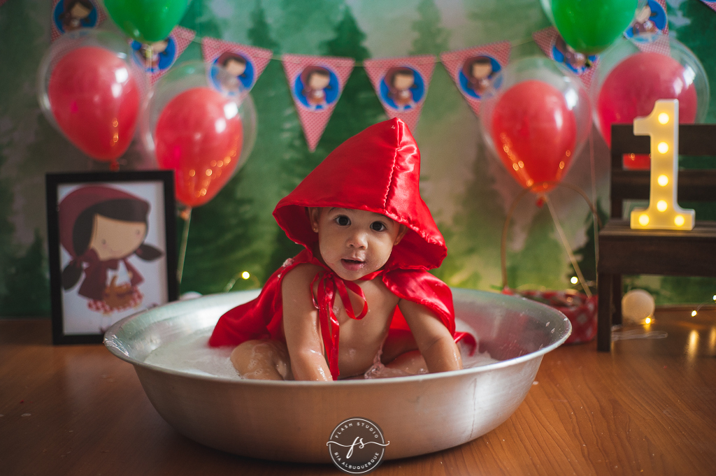 baby na hora do banho em  smash the cake da chapeuzinho vermelho em estudio, em bangu no rio de janeiro