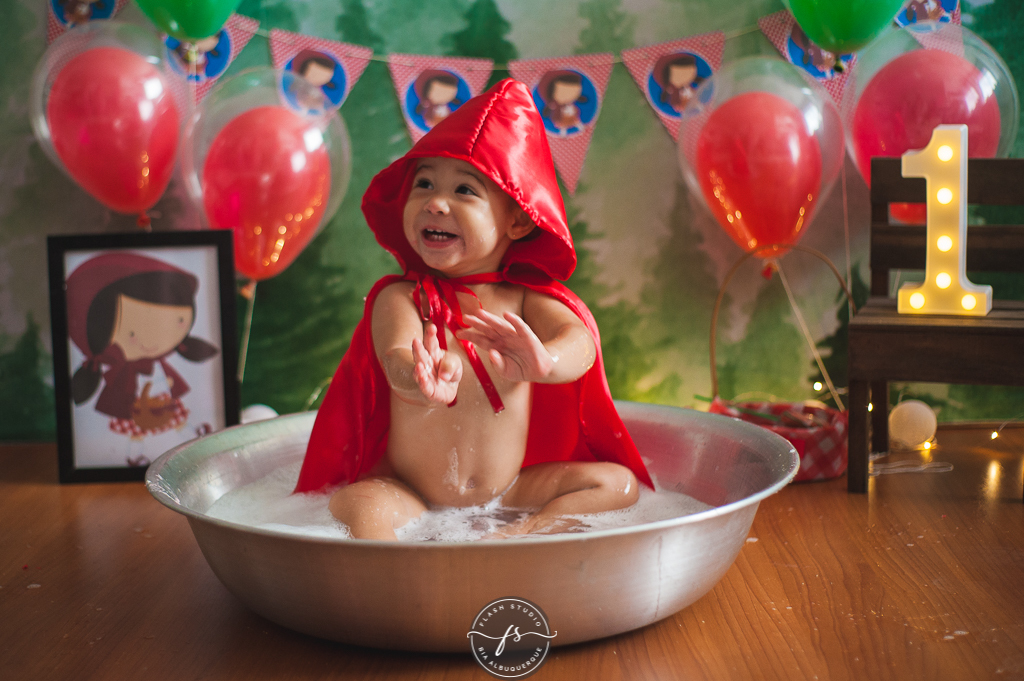 bebezinha na hora do banho em  smash the cake da chapeuzinho vermelho em estudio, em bangu no rio de janeiro