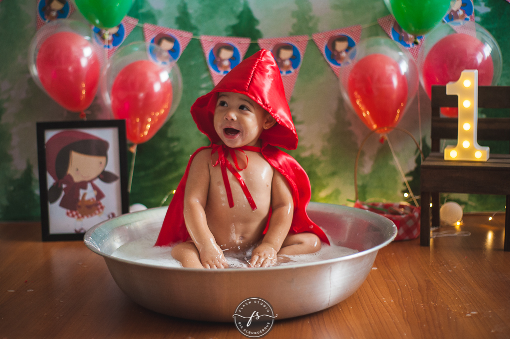 nenem na hora do banho em  smash the cake da chapeuzinho vermelho em estudio, em bangu no rio de janeiro