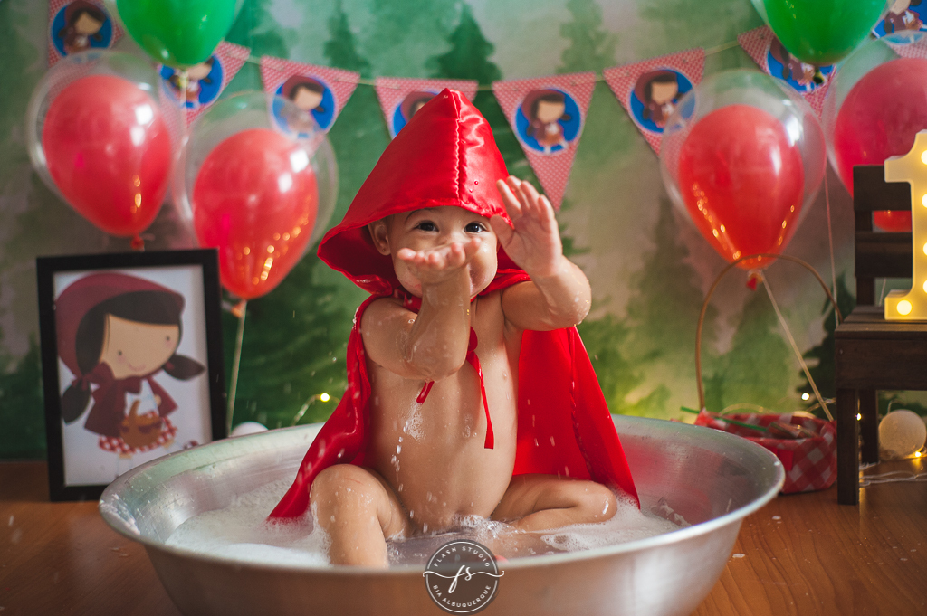 linda na hora do banho em  smash the cake da chapeuzinho vermelho em estudio, em bangu no rio de janeiro