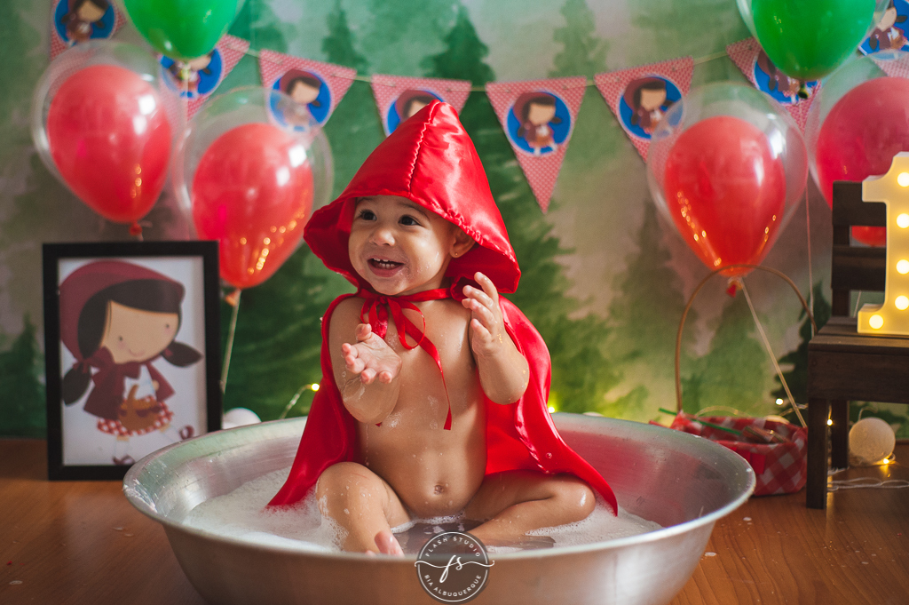 foto na hora do banho em  smash the cake da chapeuzinho vermelho em estudio, em bangu no rio de janeiro