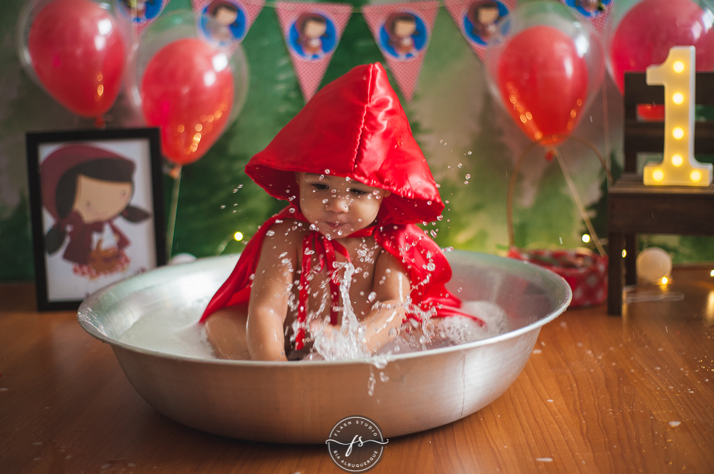 bagunça na hora do banho em  smash the cake da chapeuzinho vermelho em estudio, em bangu no rio de janeiro