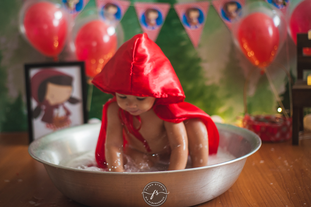 mais bagunça na hora do banho em  smash the cake da chapeuzinho vermelho em estudio, em bangu no rio de janeiro