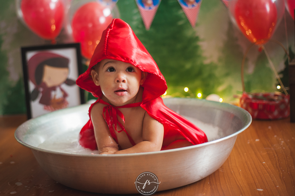 duda na hora do banho em  smash the cake da chapeuzinho vermelho em estudio, em bangu no rio de janeiro