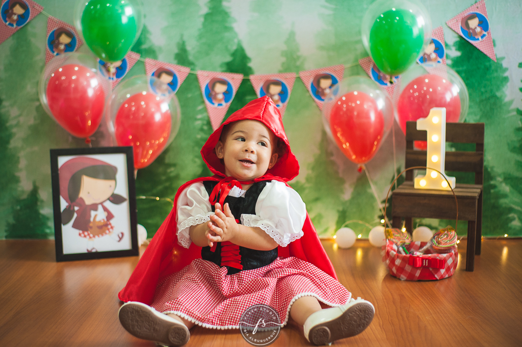 bebezinha em  smash the cake da chapeuzinho vermelho em estudio, em bangu no rio de janeiro