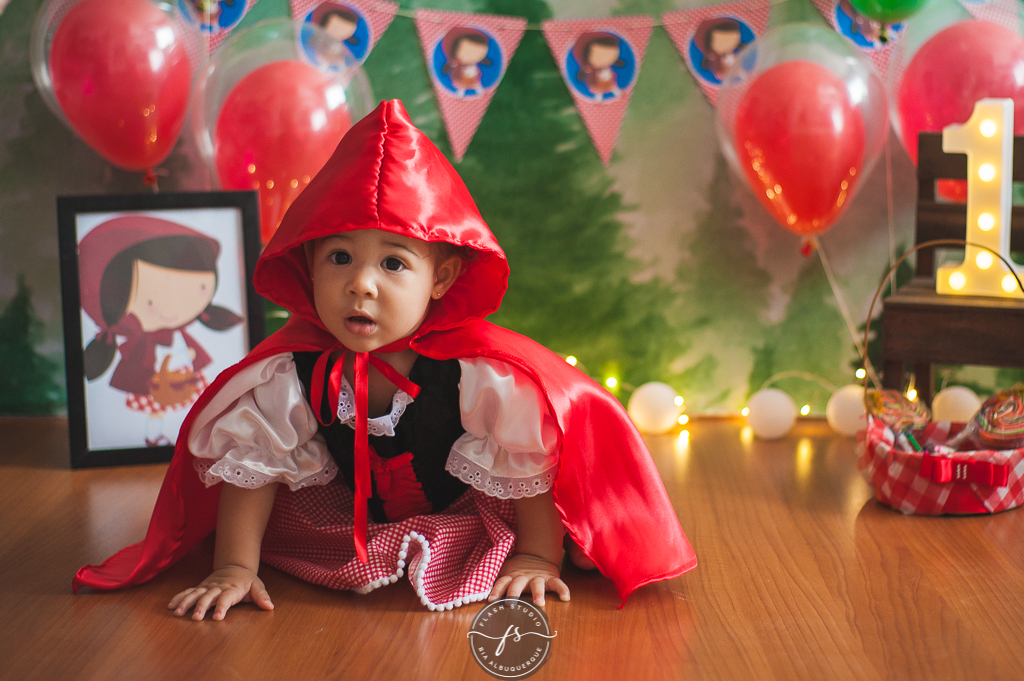 bebe de chapeuzinho vermelho em  smash the cake da chapeuzinho vermelho em estudio, em bangu no rio de janeiro