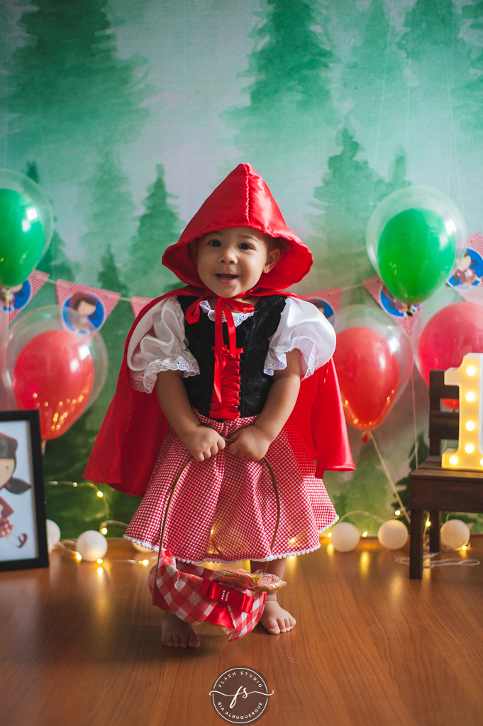 bebezinha de chapeuzinho vermelho em  smash the cake da chapeuzinho vermelho em estudio, em bangu no rio de janeiro