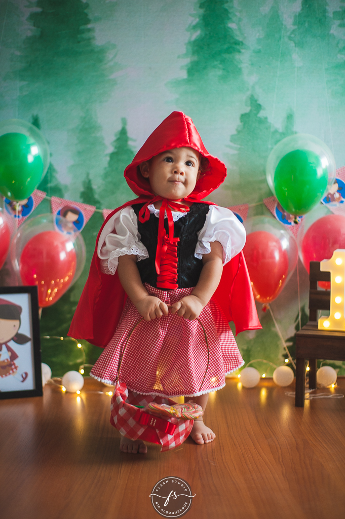 bebe fofa de chapeuzinho vermelho em  smash the cake da chapeuzinho vermelho em estudio, em bangu no rio de janeiro