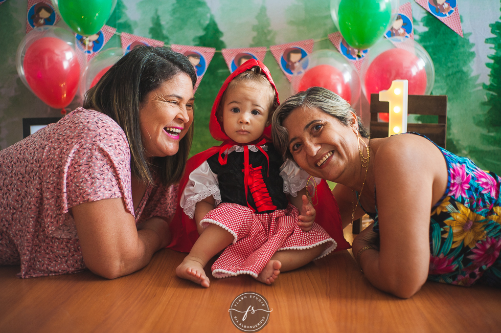 avós com bebe de chapeuzinho vermelho em  smash the cake da chapeuzinho vermelho em estudio, em bangu no rio de janeiro