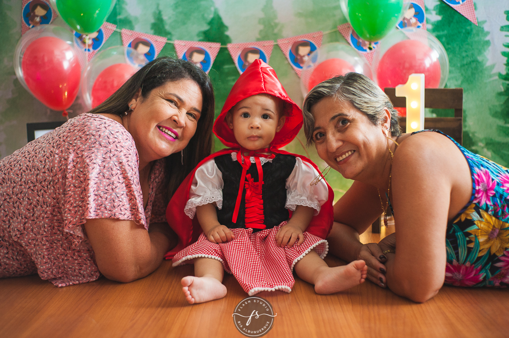 avós e neta de chapeuzinho vermelho em  smash the cake da chapeuzinho vermelho em estudio, em bangu no rio de janeiro